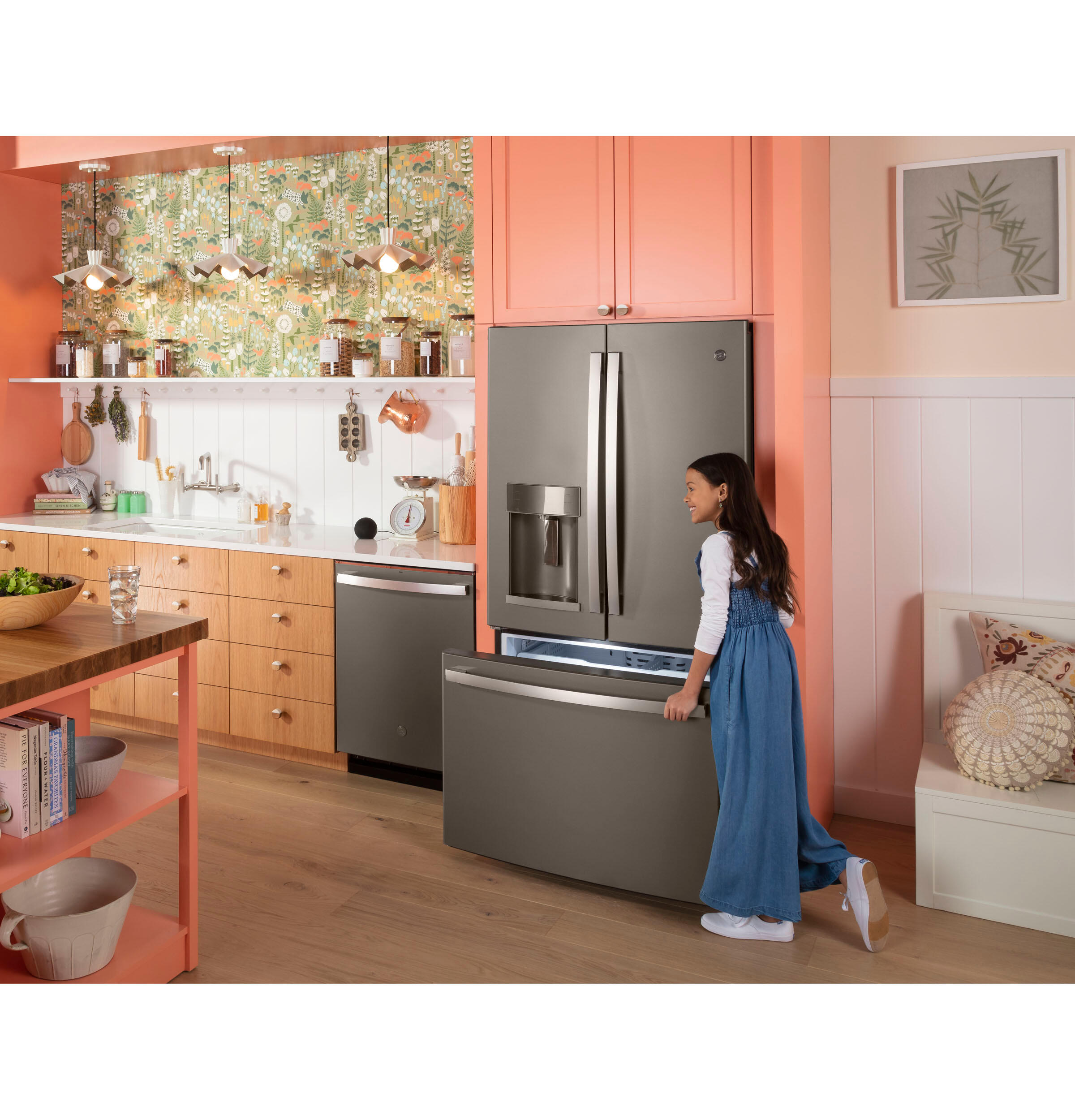 GENERAL ELECTRIC French Door Refrigerator with Showcase LED lighting